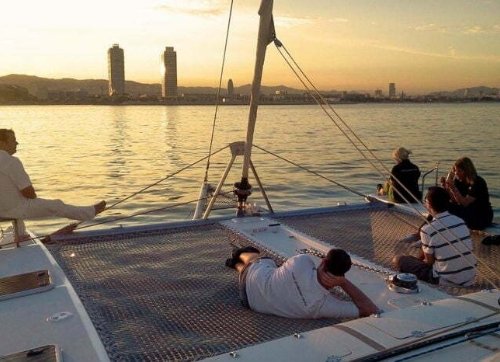 Catamarán en Barcelona disfrutando la puesta de sol